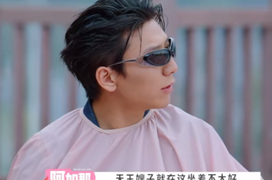 方媛上来就坐C位，阿如那对方媛贴脸开大，当面喊“天王嫂子，在这坐着不太好”，方媛