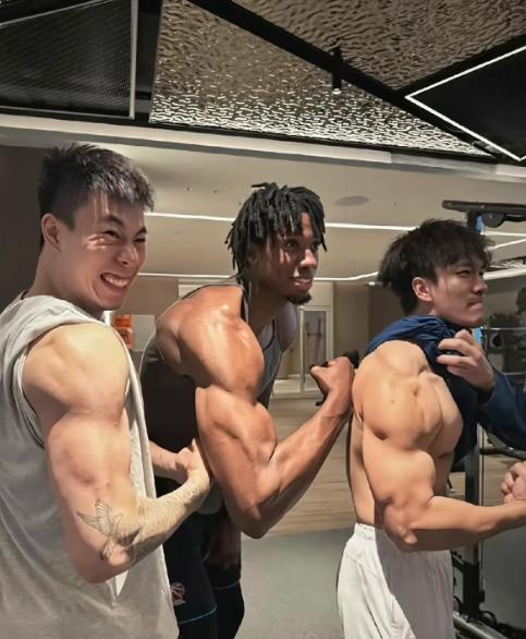 怀特塞德事件后，上海男篮各球员现状。王哲林近期接受采访，表示自己年轻时错过