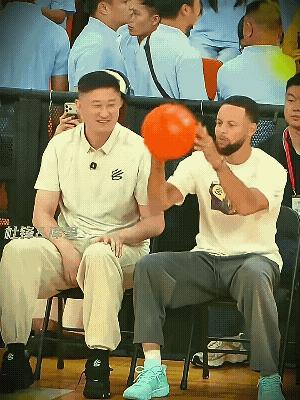 杜锋与库里同框！粤BA全明星赛，在东莞长安体能公园体育馆进行，广东省篮协会长