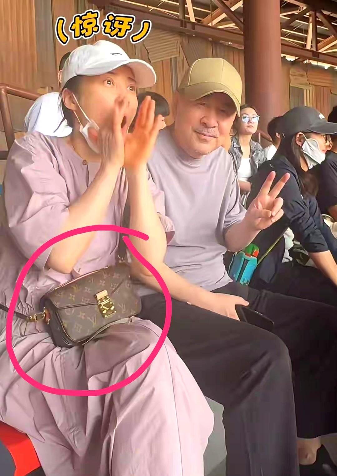 3万多的LV被蒋勤勤背成帆布包，网友：像菜市场淘的。素颜、紫裙、人挤人，她看表