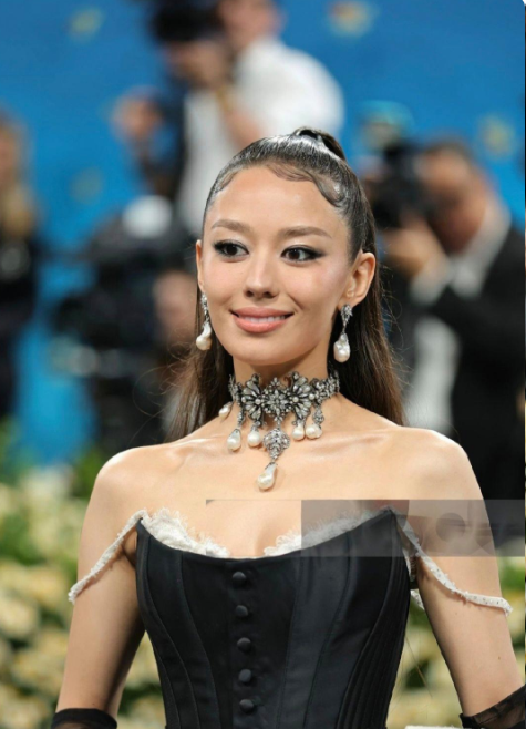 郎朗老婆吉娜在美国参加时尚盛典，造型大翻车，打扮辣眼睛，整个人看起来好油腻，实在