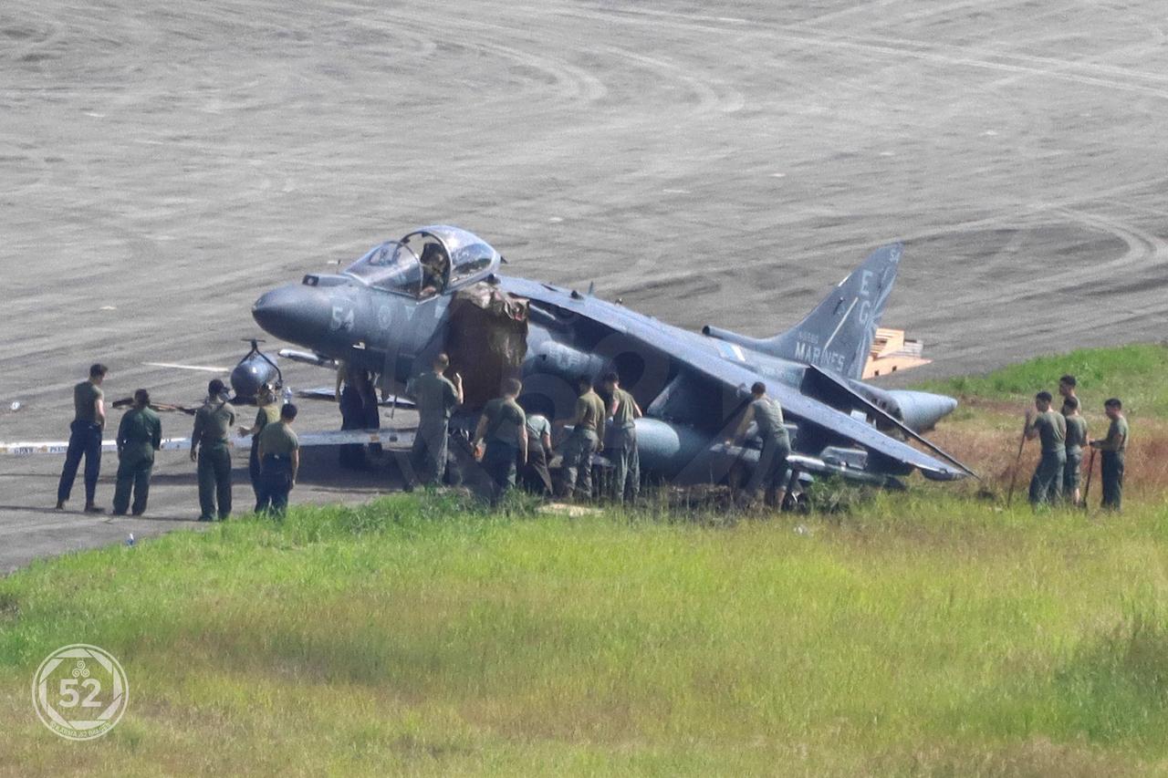 当地时间2025年11月30日，美国海军陆战队一架AV-8B海鹞式垂直起降战斗机