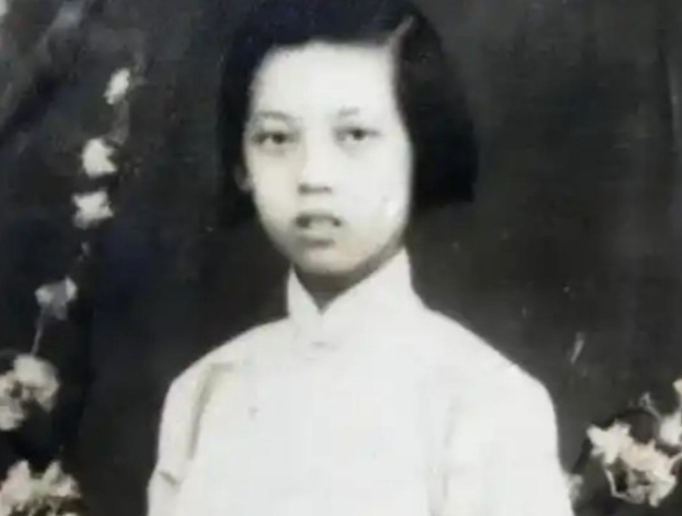 1928年，32岁的茅盾出轨23岁的女学生秦德君，不久后，秦德君怀孕，茅盾一把将