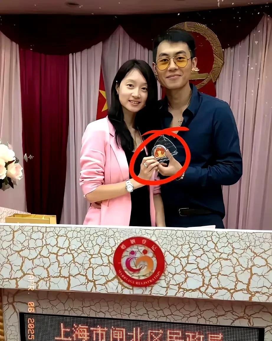 沈佳妮也太勇了吧！日常出门纯纯大素颜，连结婚登记都不捯饬一下，婚礼上妆都没咋化！