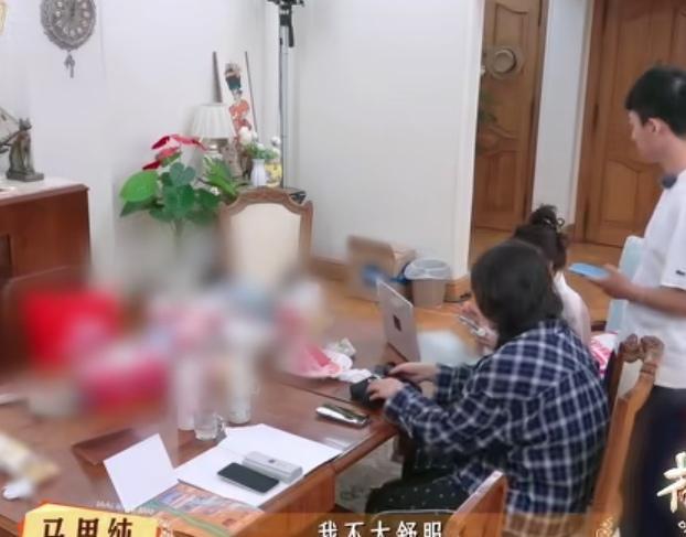 马思纯身体不舒服，主动提出来自己不跟大家一起出去了，张晚意：“晚上想吃啥”，马思
