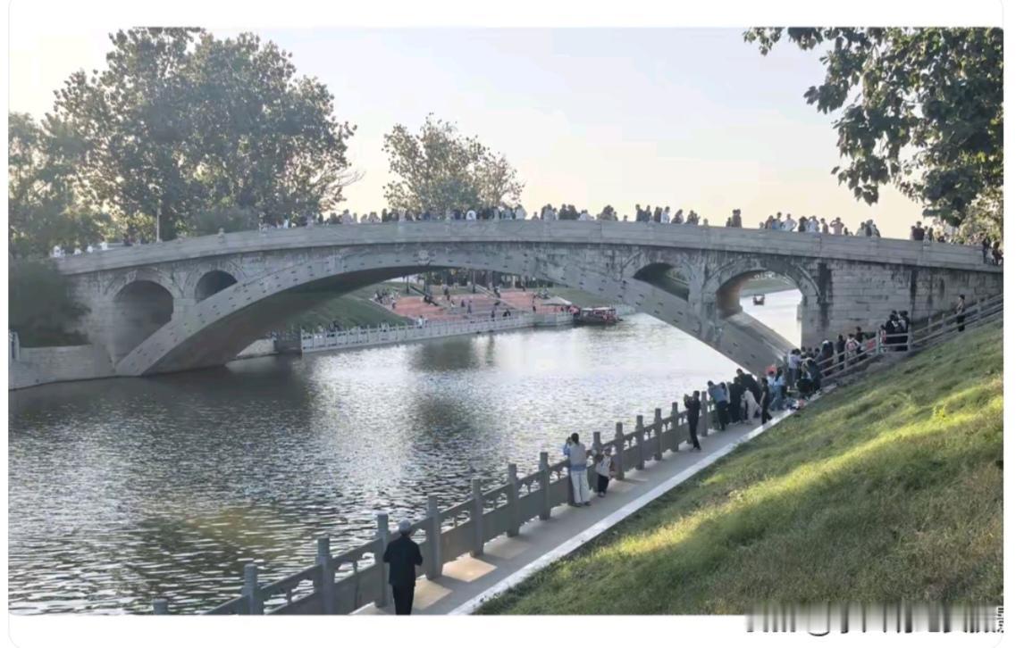 著名景点——“赵州桥”赵州桥在河北省石家庄市赵县，横跨洨河上。