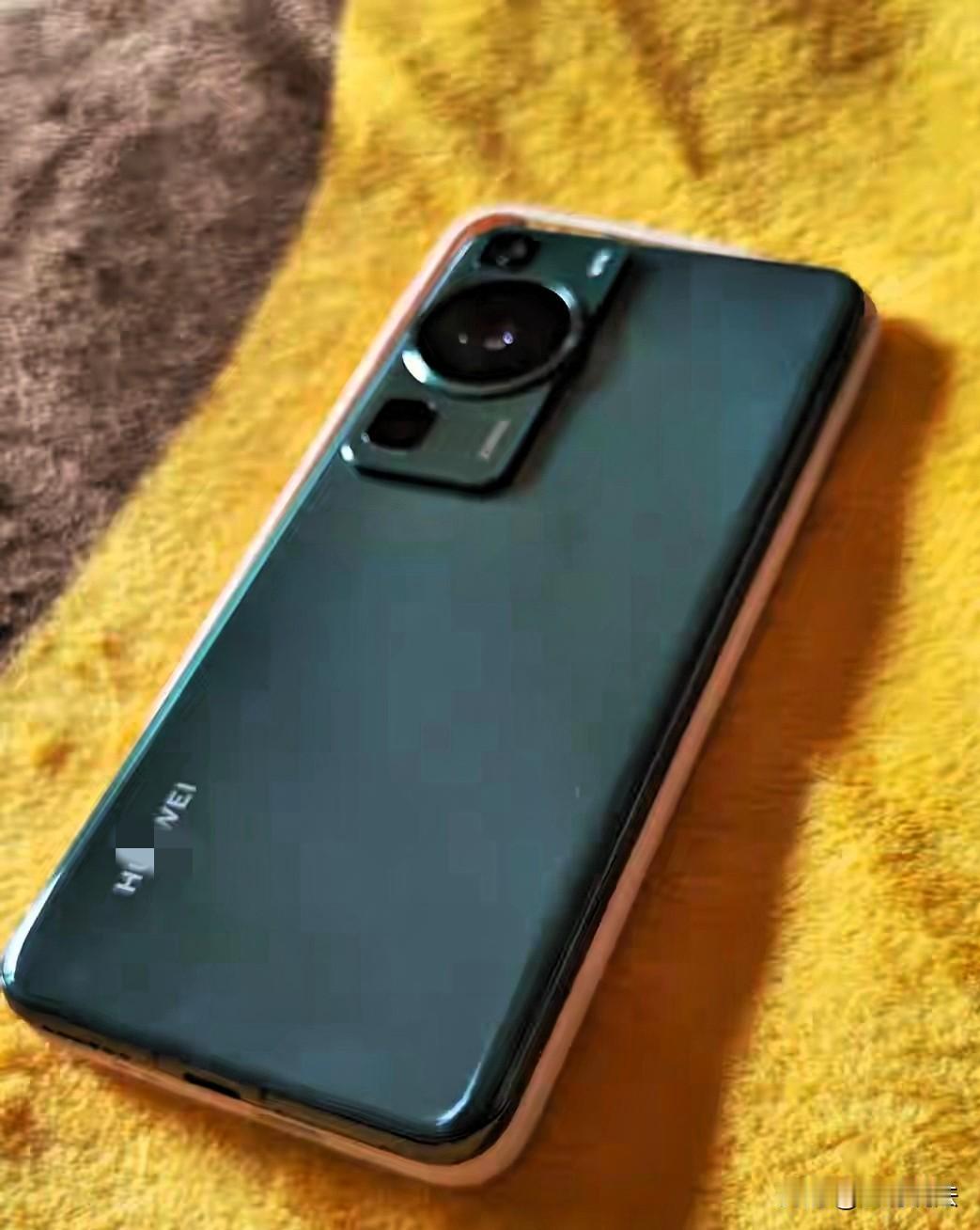 四川成都，一男子坐网约车，随手将手机连到中控台上充电，谁知他下车之后，突然发现忘