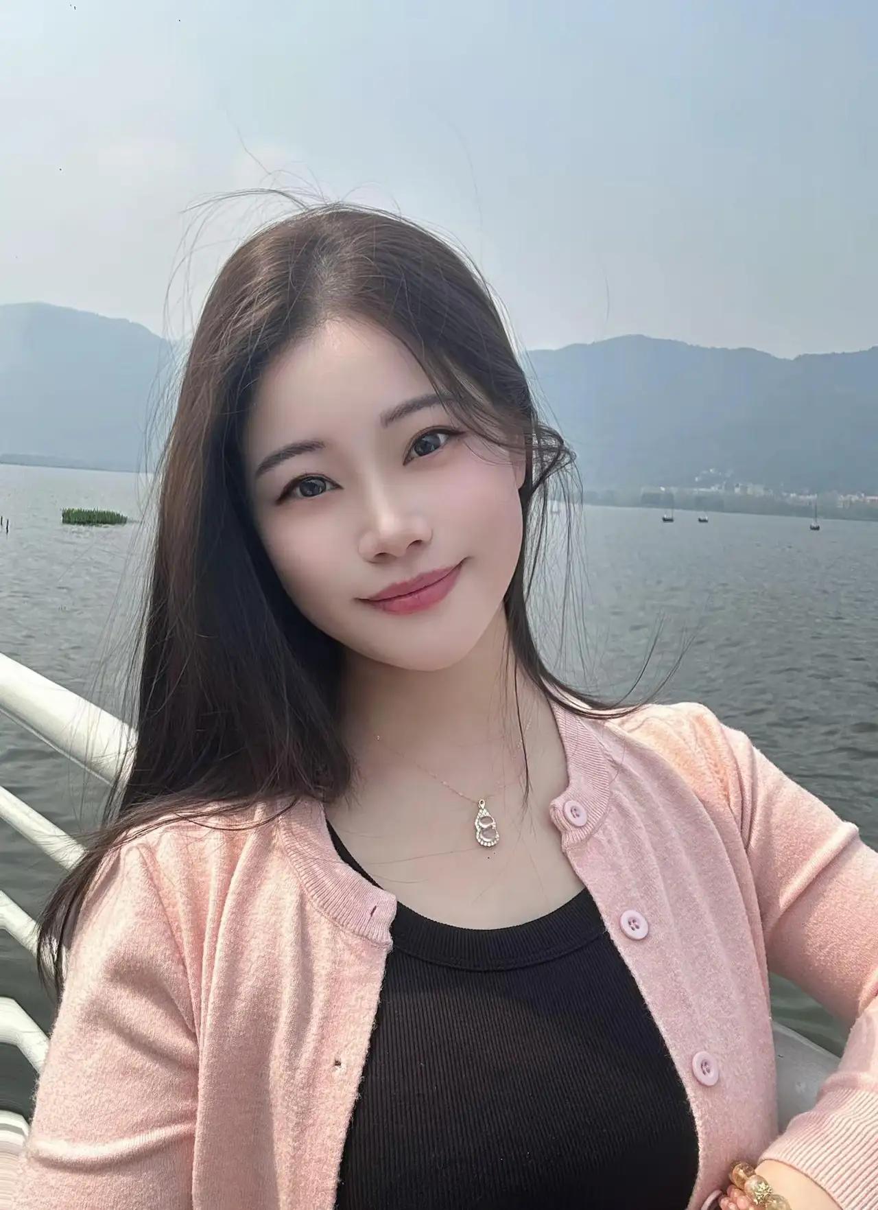 湖光潋滟处，美人如画来。水光花影照湖边美人景湖边汉服美人湖畔美人照水边美