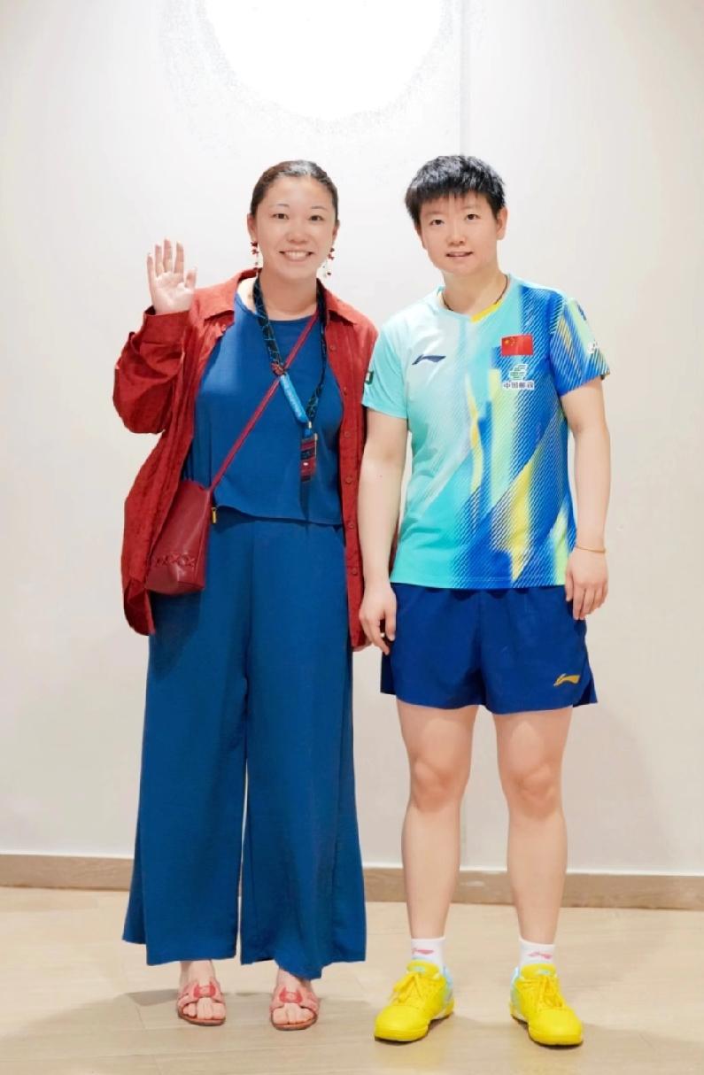 谁懂啊！刷到和刚夺冠的莎莎合影，我直接羡慕到跺脚！凌晨刷到这张照片，直接把