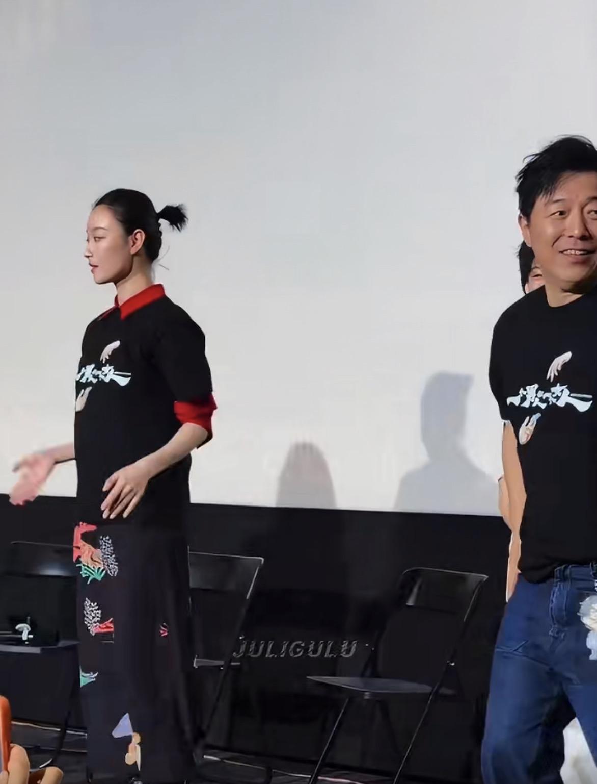 黄渤：行啊倪妮，你这随便扭两下，比我去年代课的学生考满分还标准，真不愧是练家子。