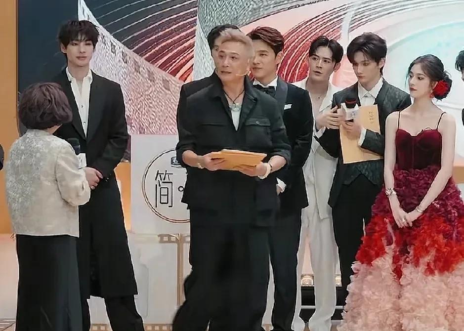 制片人给吴镇宇发了邀约，吴镇宇却直接当着制片人的面把邀约给了颜安，并对制片人说：