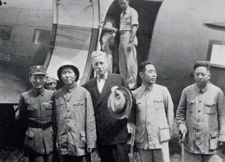 1945年，周总理等陪同毛主席到达重庆后，中外记者把毛主席团团围住，水泄不通，周