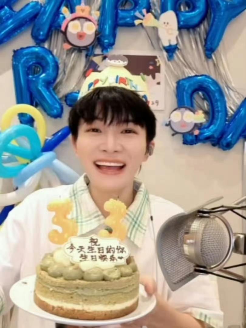 第九年的生日赴约：周深的歌声里藏着最久的浪漫零点的钟声刚落，周深的直播间准