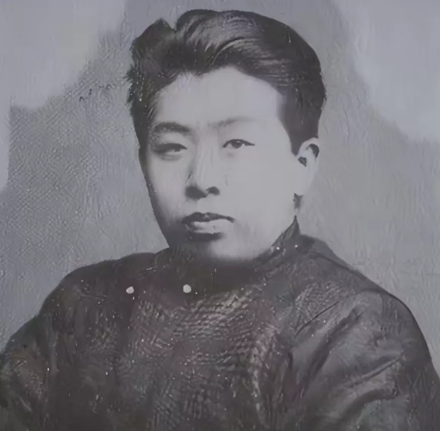 张作霖有8个儿子，他最看重张学良，不光把他当作接班人培养，还对他百般疼爱，他最厌