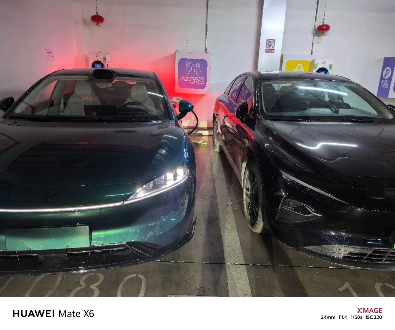 因为右边这个车，大概率跑滴滴的，骑着线停车，导致我正常停充电枪没法插进充电口所以