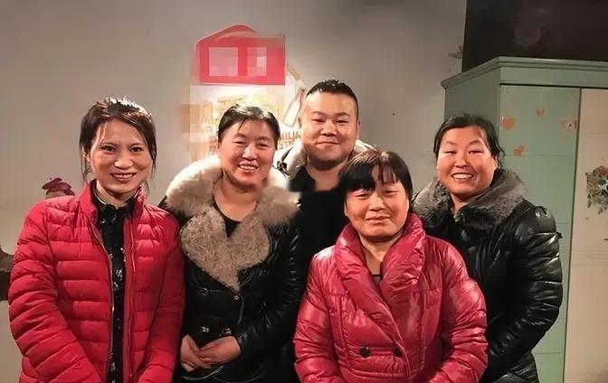 一天，岳云鹏带着老婆郑敏回老家，刚到家，大姐二姐就当着郑敏的面都跑过来借钱！谁知