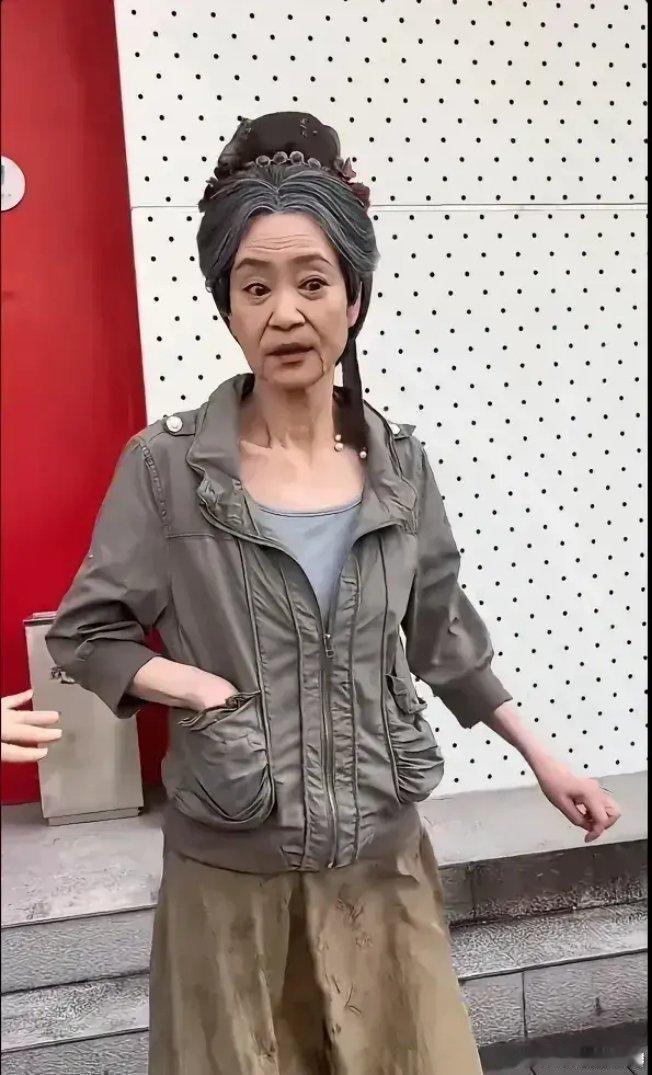 刷手机刷到张照片，盯着看了半天才反应过来——这是刘雪华老师？记忆里她还是《庭院