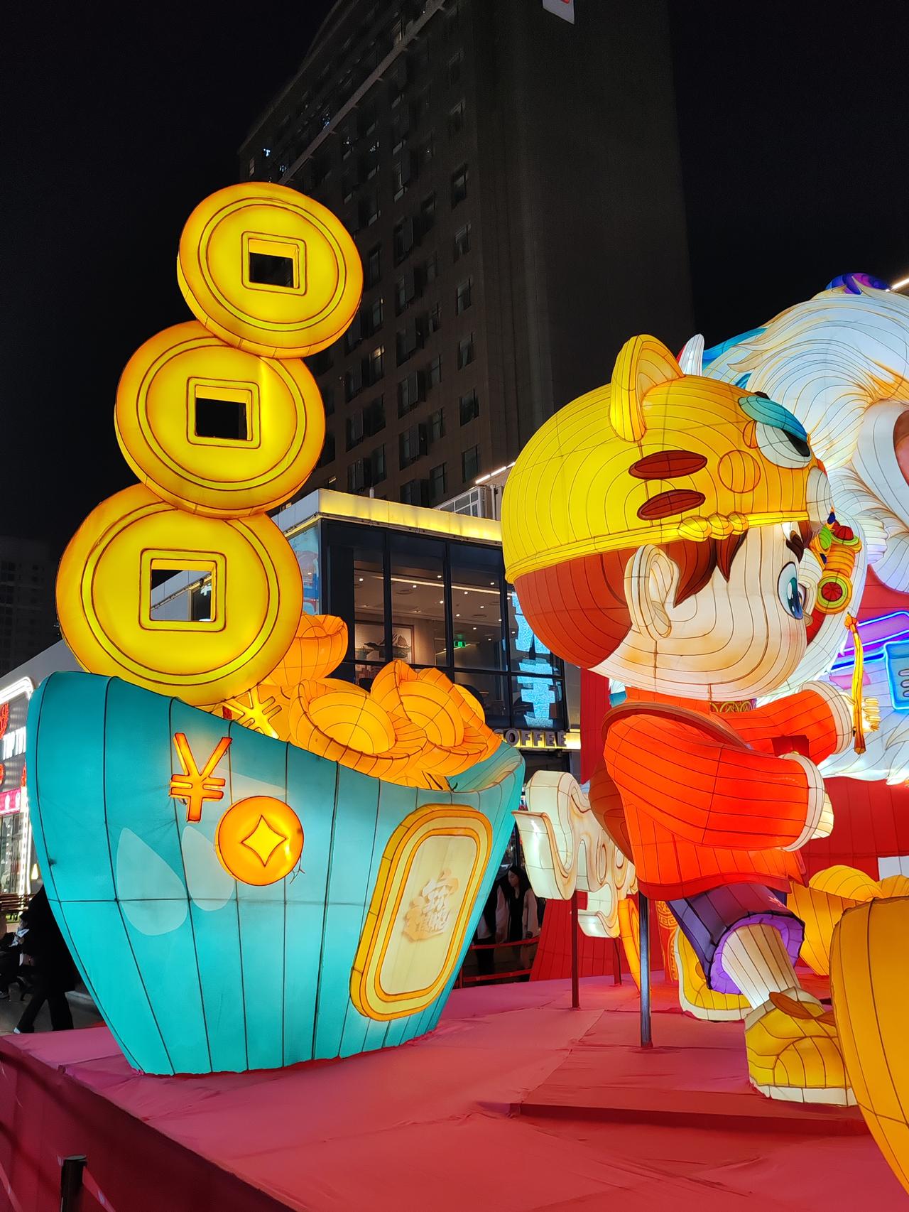 随礼这事还真有门道，搞清楚朋友家庭出身很重要。如果朋友出身富裕家庭，那他们随礼可