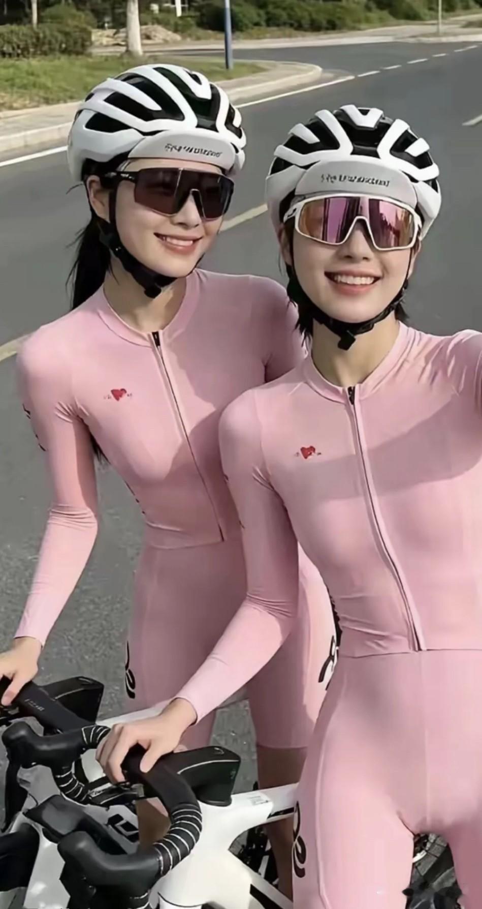 姐妹穿搭修身得体的骑行服戴着护目镜停下脚步来张自拍，露出开心的笑容，两个人在阳光