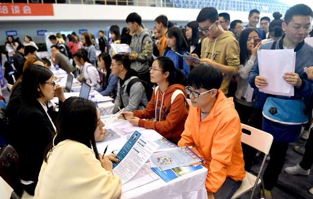 就业率太低,辅导员让学生降低求职标准,遭怼:我们何苦读大学?