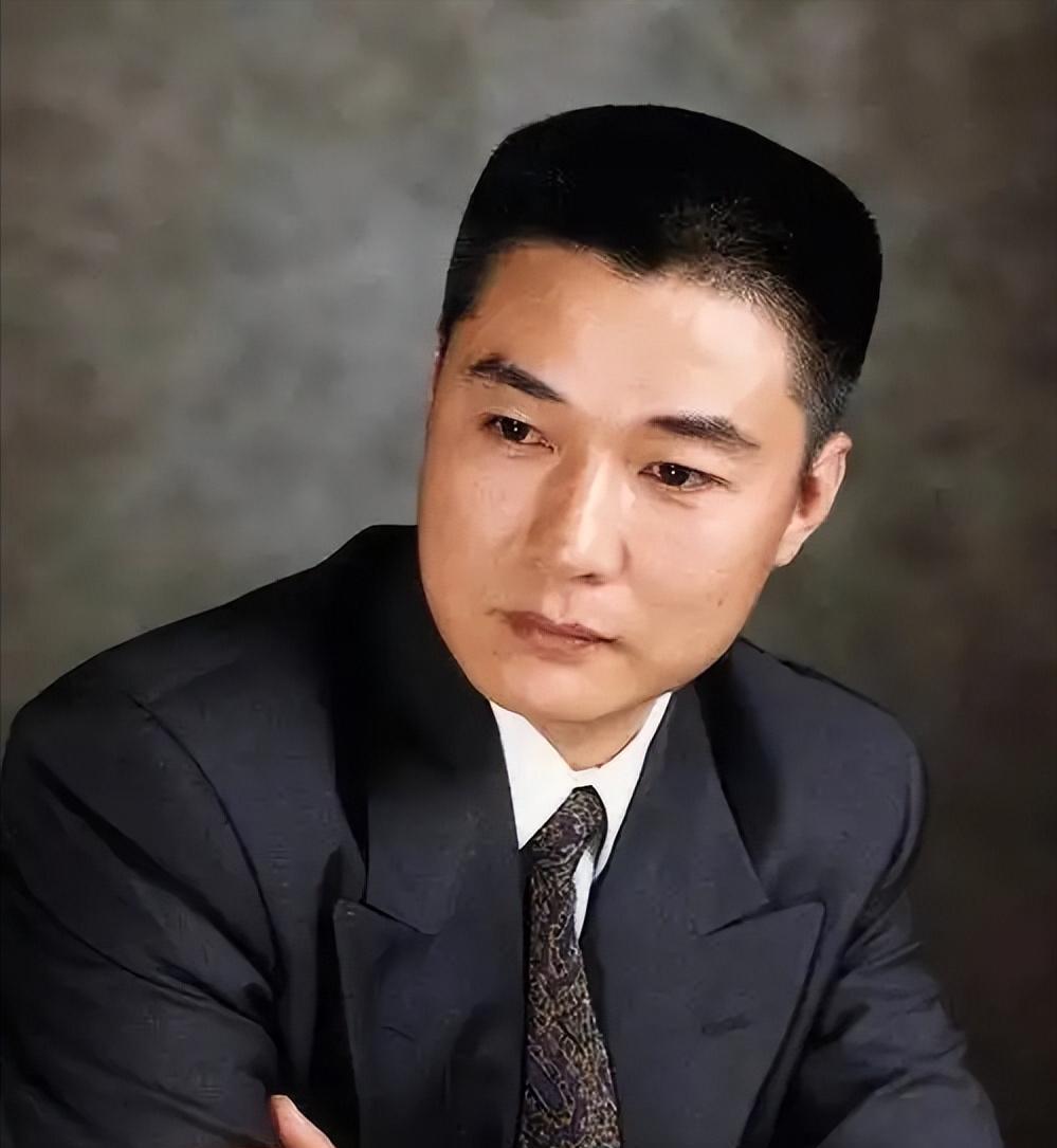 当下活跃在京剧舞台的，各艺术流派代表性人物，小编以为是这些名家：1、老生奚派