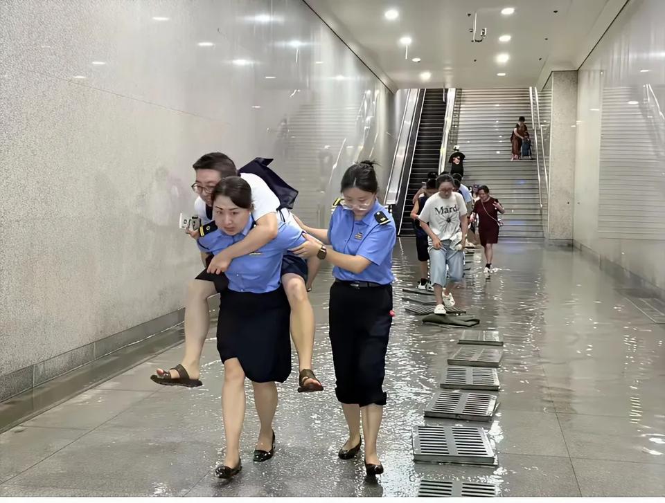 铁路这个行业，真的是体现人民铁路为人民啊。下暴雨了，火车站站房通道进水，铁路