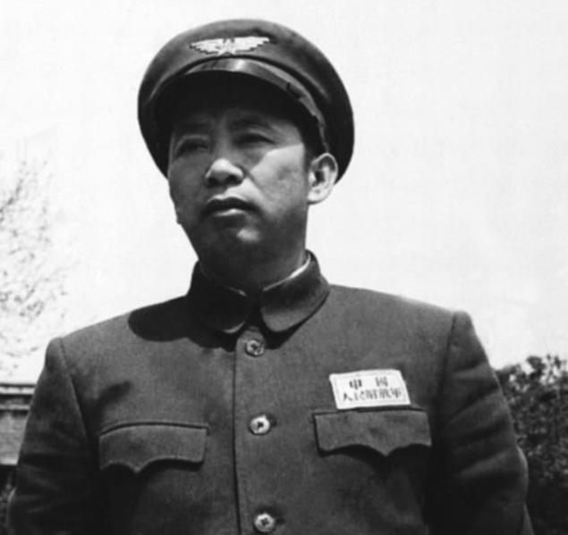 1958年，毛主席和刘亚楼的会谈不欢而散，刘亚楼连忙求助周总理和罗帅。 19