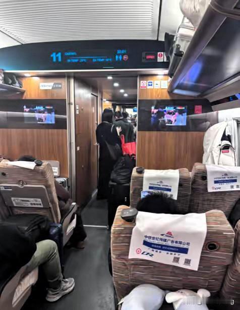 高铁上这一幕太真实了！帮人不是义务，礼貌才是底线。春运高铁上，邻座姑娘搬不动行