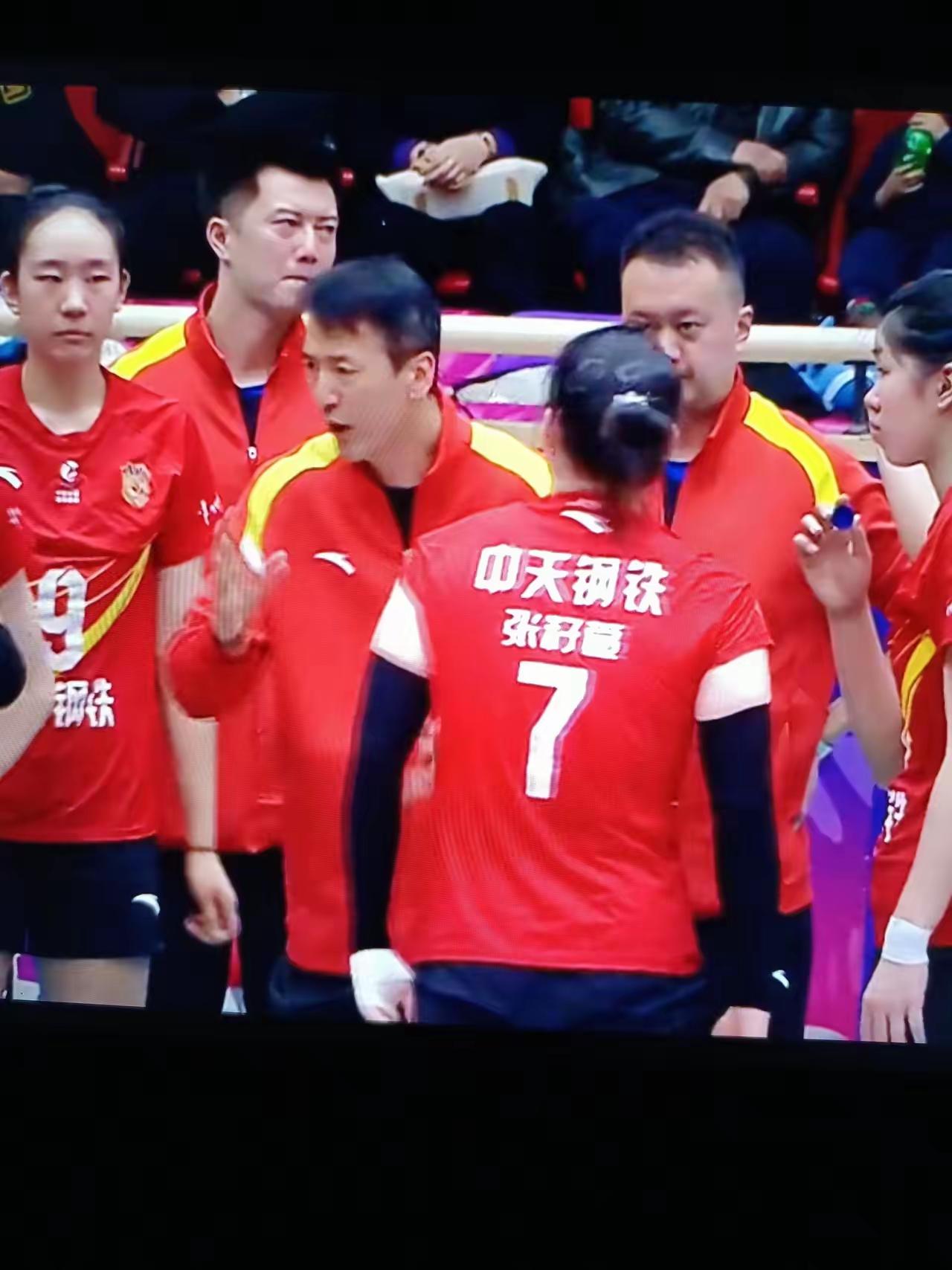 这是本人多年来老调重弹的话题，哪怕江苏女排取得季后赛六连胜的骄人战绩，一旦进入淘