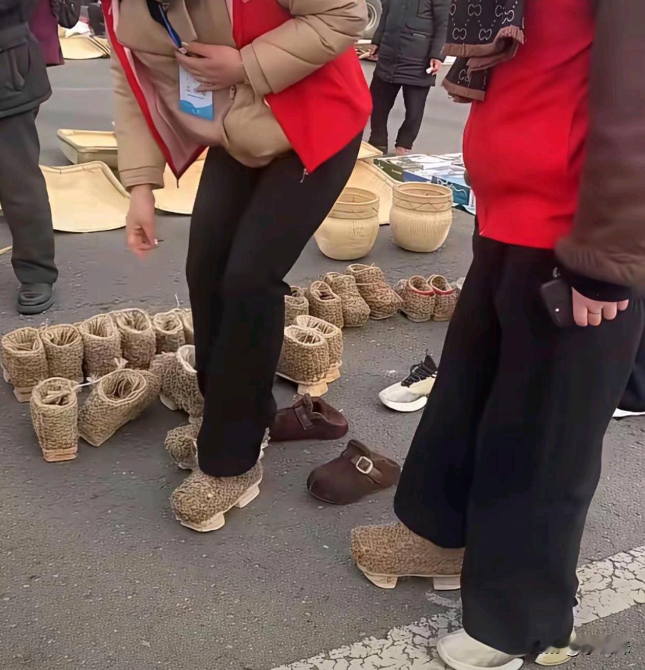 这是哪个少数民族的鞋子吗