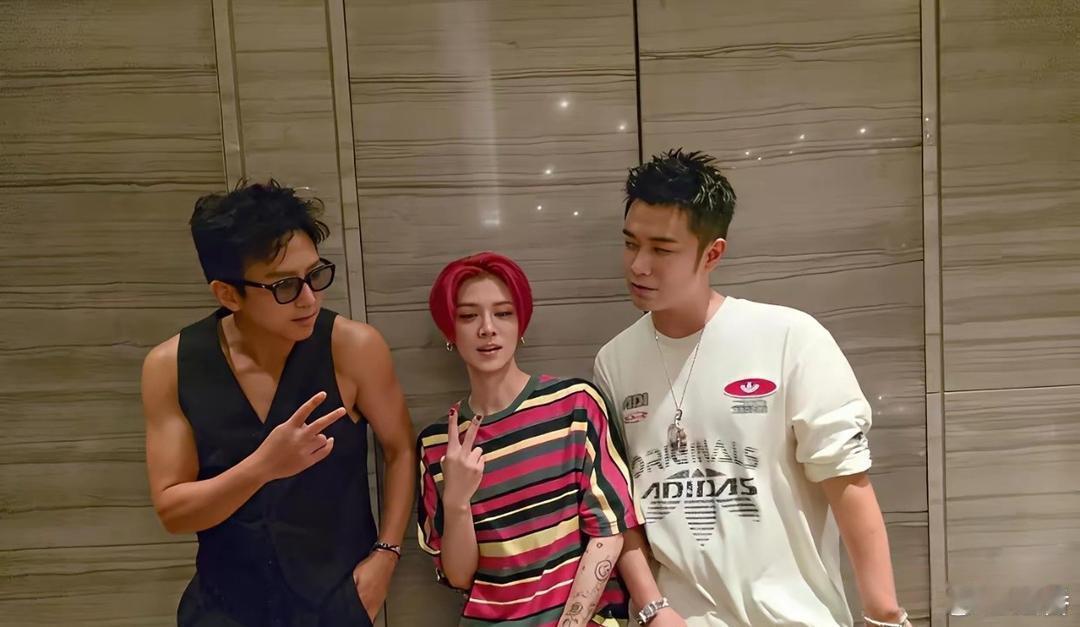 好瘦啊，都瘦成一道闪电了经历了什么…