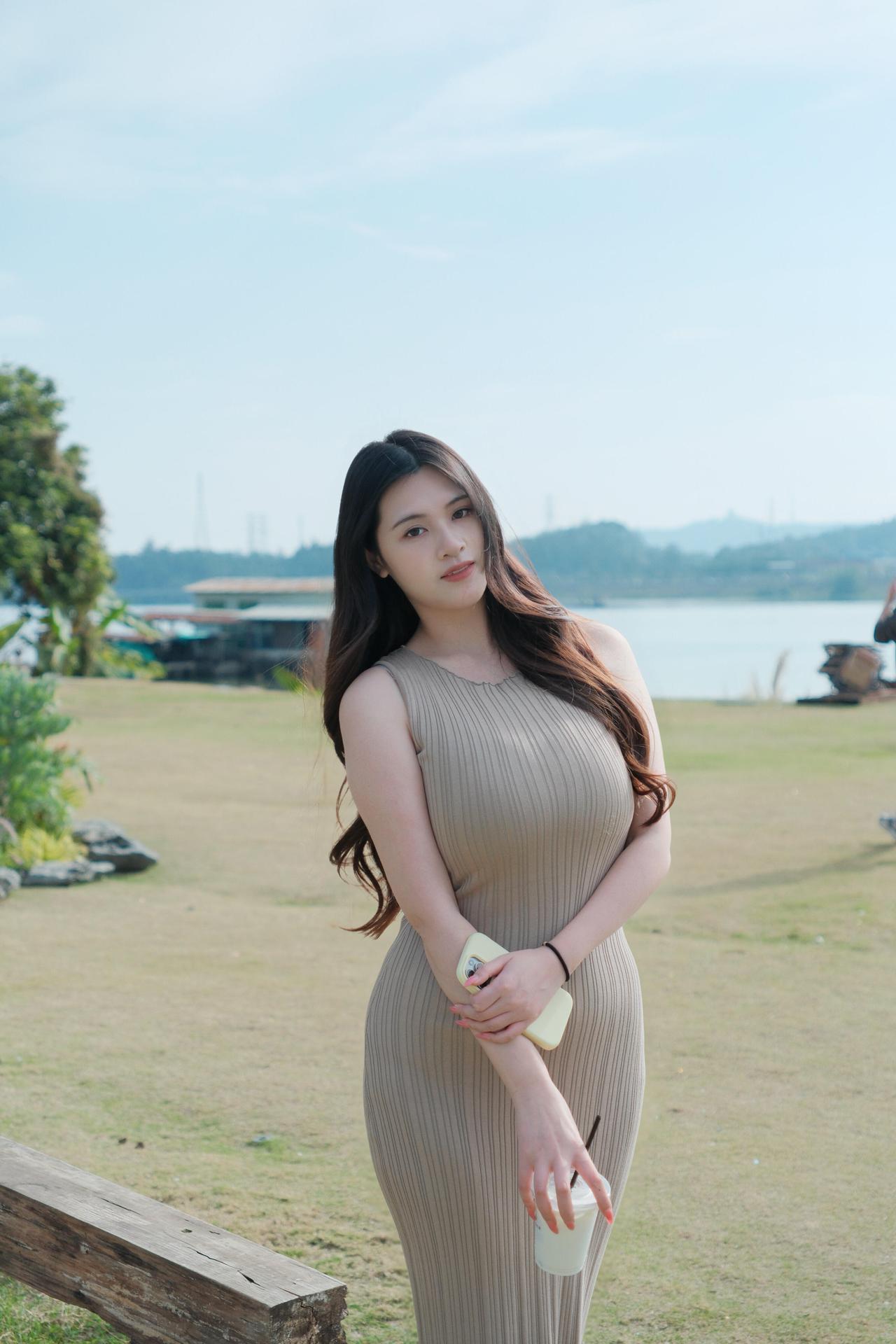 『半窗月痕·临江仙·湖堤晴影』晴日铺茵湖岸软，青杉叠影摇风。浅罗裁就玉玲珑