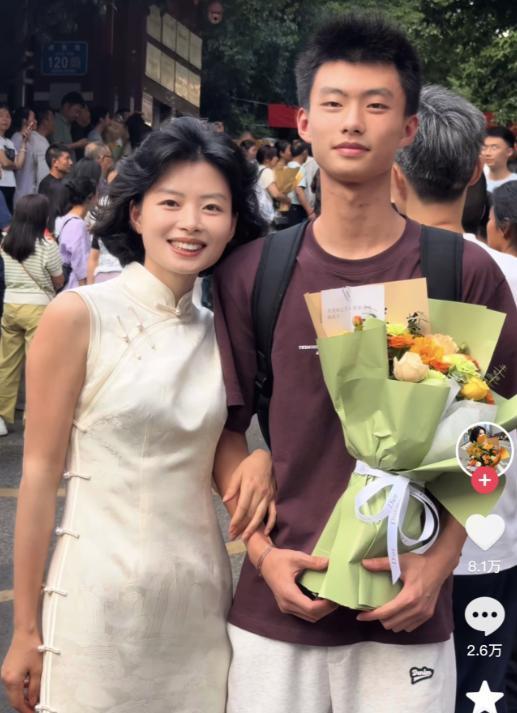 今天刷到35岁的妈妈，儿子刚满18周岁，穿上旗袍迎接孩子高考好有气质啊！儿子刚成