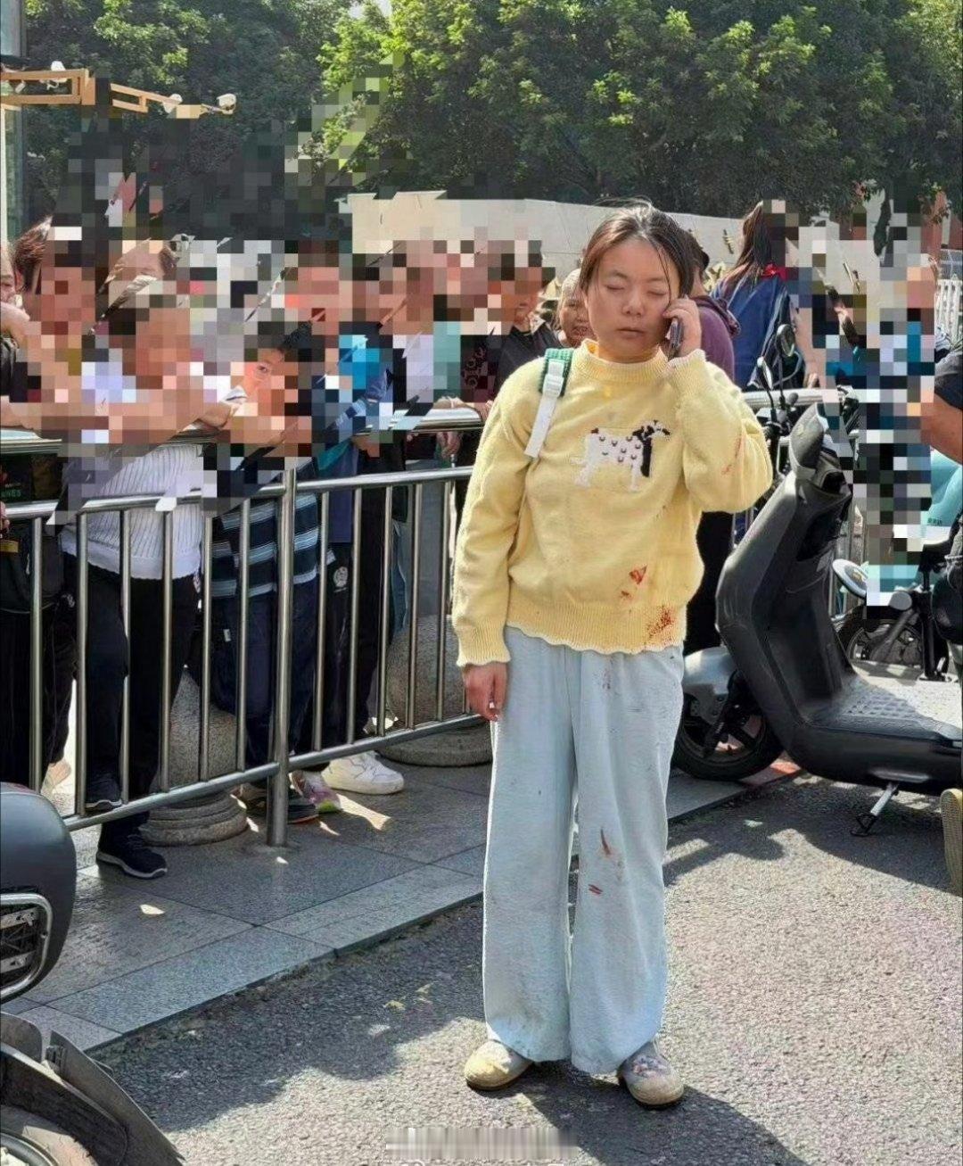 这女人疯了一般，举起U型锁一下下砸。至少砸了17下，才被拉开。看那眼神，可怕。​