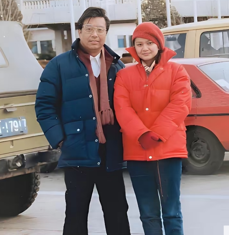 八十年代，李双江的一张旧照，他身旁的女生是谁？好眼熟，也是一名部队歌唱家。