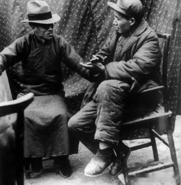 1938年，延安，毛泽东会见梁漱溟。