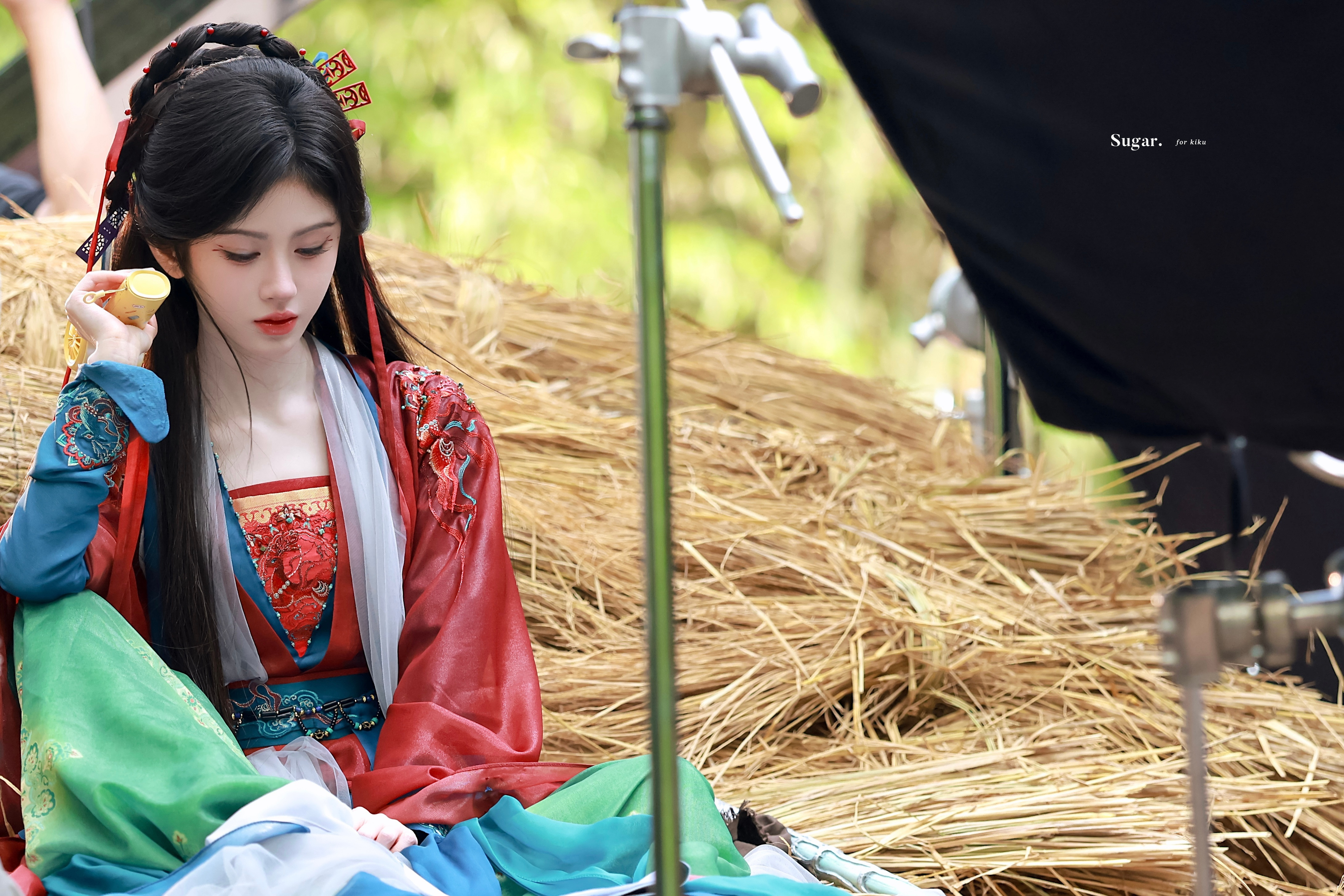 好特别好有侠气的新造型～～～鞠婧祎《万花世界》苏绿夏▷路透-红衣+筷子头饰🥢