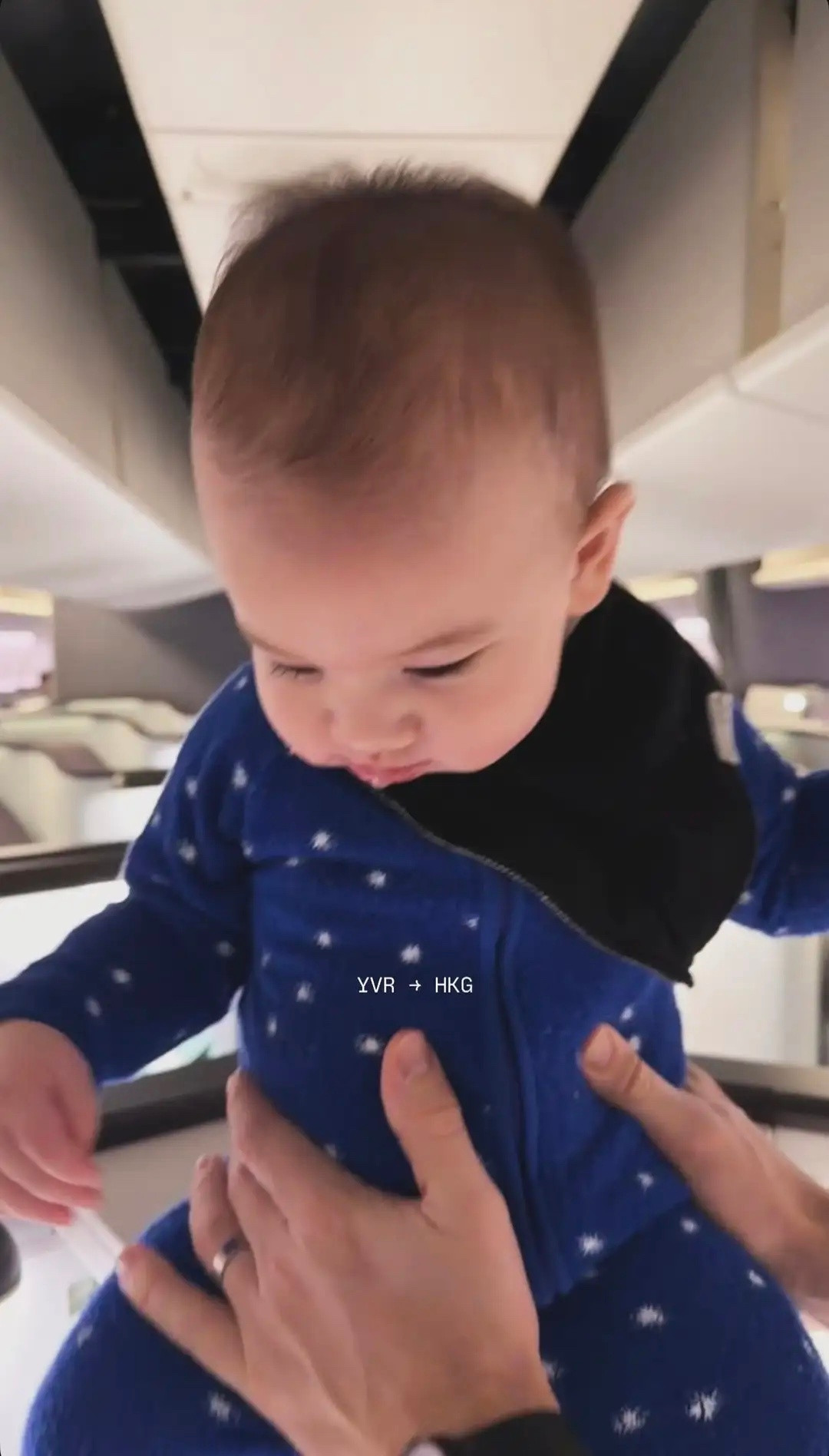 谢婷婷带混血儿子回香港，飞机上晒儿子正脸照，长相俊俏像极父亲！