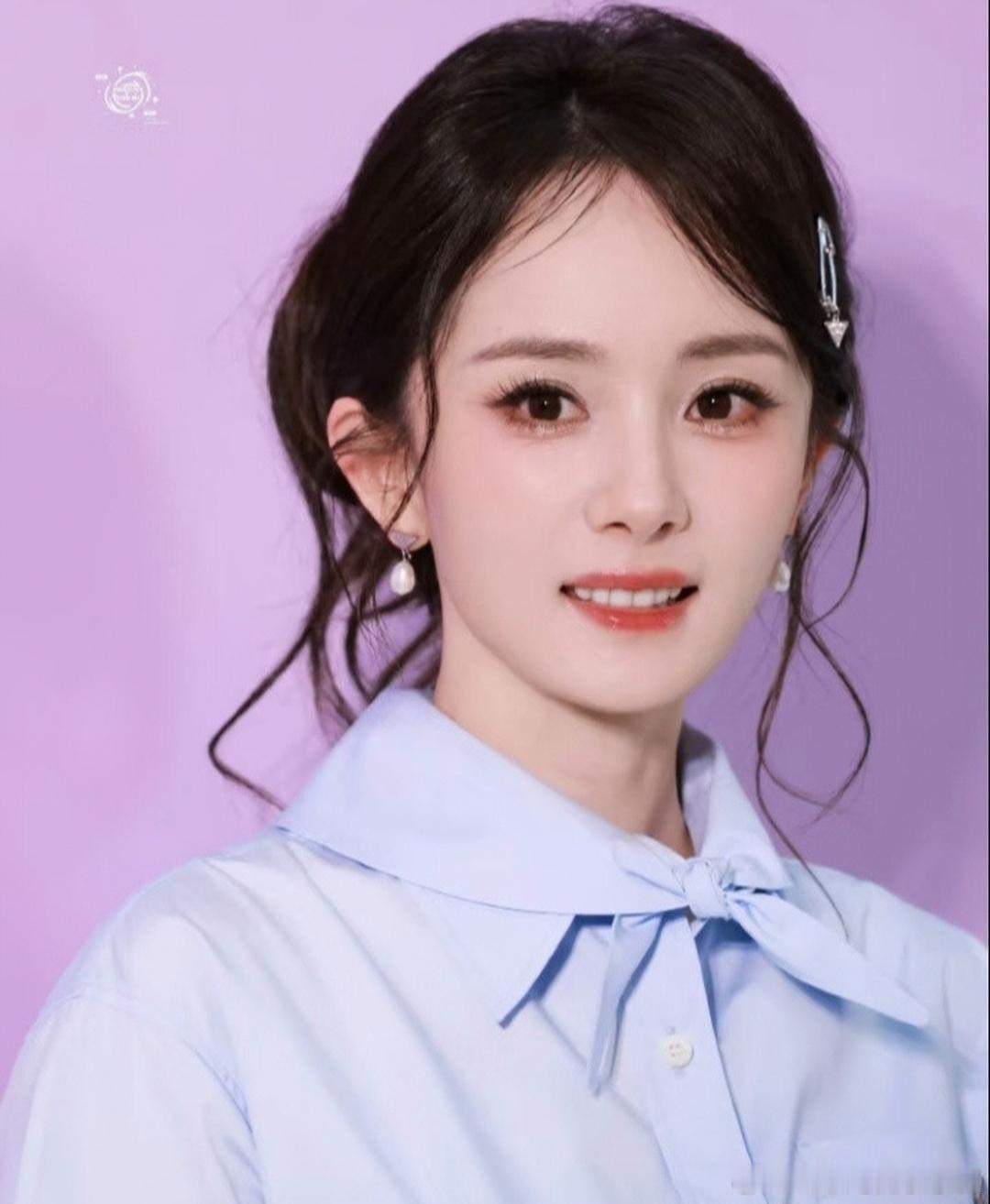 1.冯绍峰很少陪伴儿子，平日会出钱不出力，身边也一直不缺异性围绕，这也让儿子对他