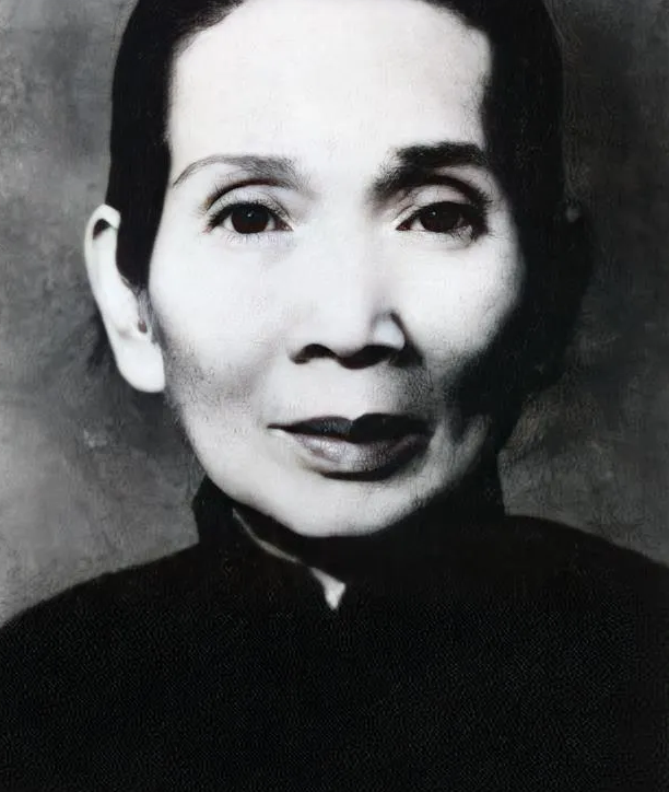 1945年，香港女侠方姑被叛徒出卖，眼看来不及逃跑，她竟假扮成乞丐主动靠近日军，