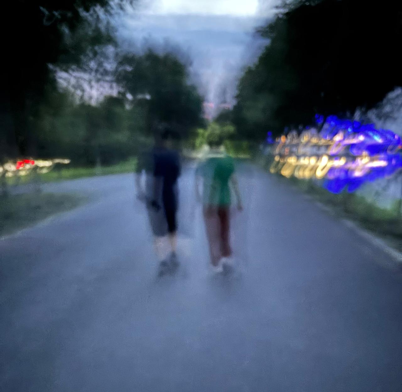 不知道大家发现这个规律没有，人一旦过了45岁就喜欢背着手走路。以前我总以为是