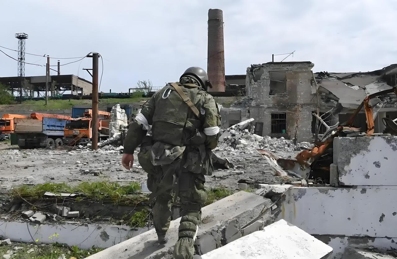 俄罗斯的军事实力确实被夸大了，花了三年零十个月连乌东四州都没能拿下。虽说乌克兰背