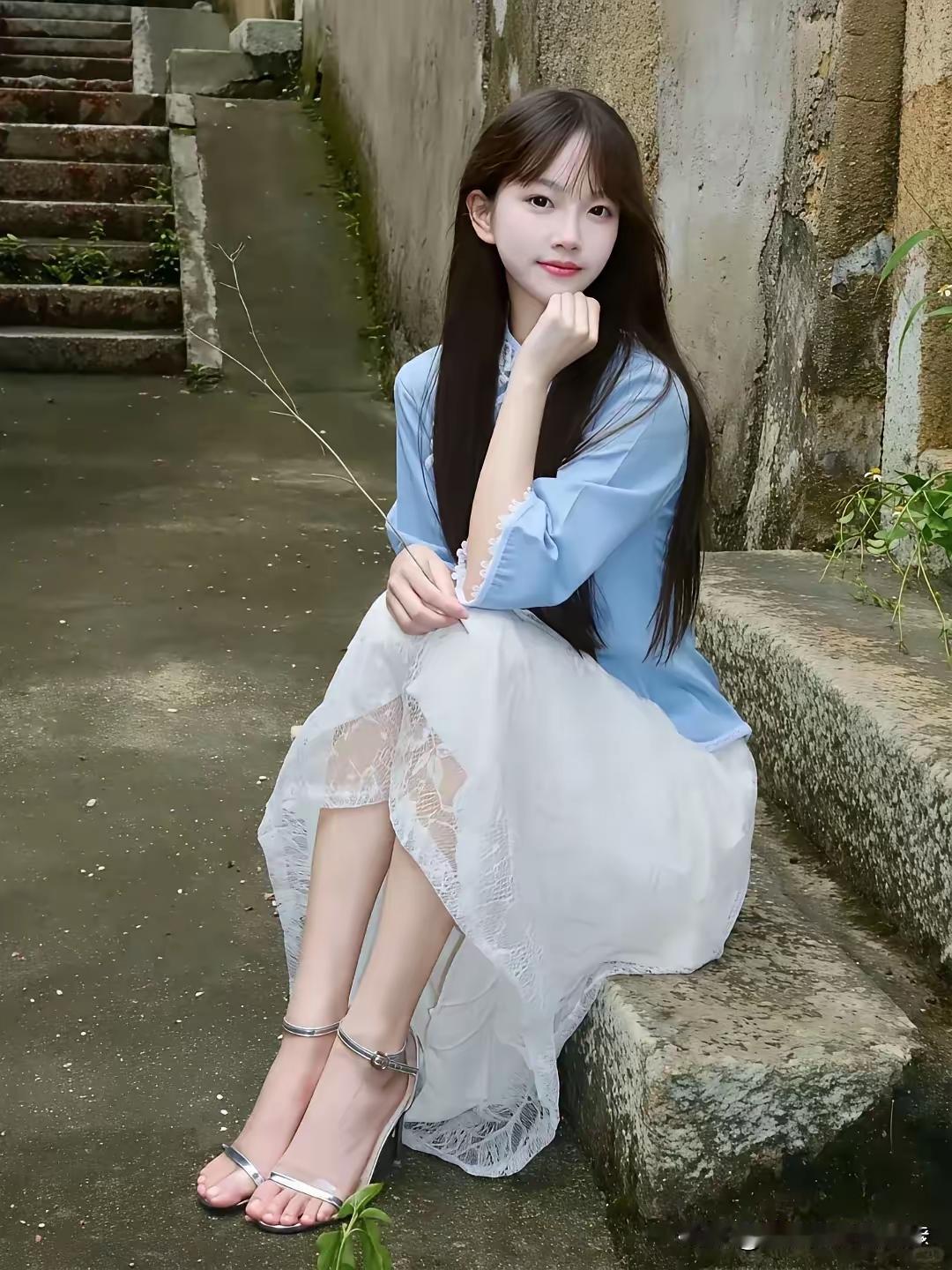 古巷里的民国风少女旧巷石阶旁，她一身蓝衫白裙，长发垂落，手里捻着枝细草，像从