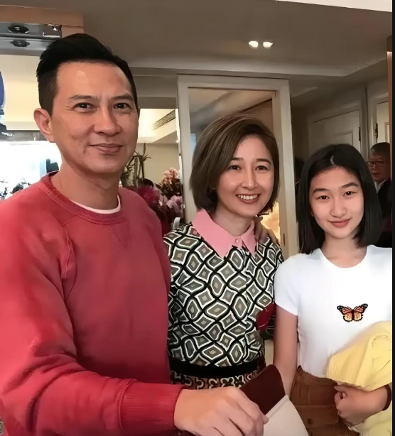 女儿遗传了关咏荷的良好基因，太漂亮了。