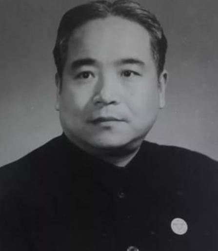 冀朝鼎深藏功与名冀朝铸的名气看上去比他大哥响，因为他是毛、周的首席英文翻