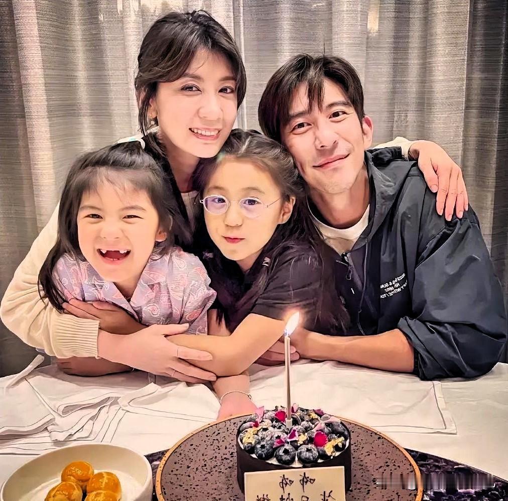 贾静雯，又摊上事儿了！贾静雯当时在厦门工作，修杰楷在家中被警察带走，原来是逃