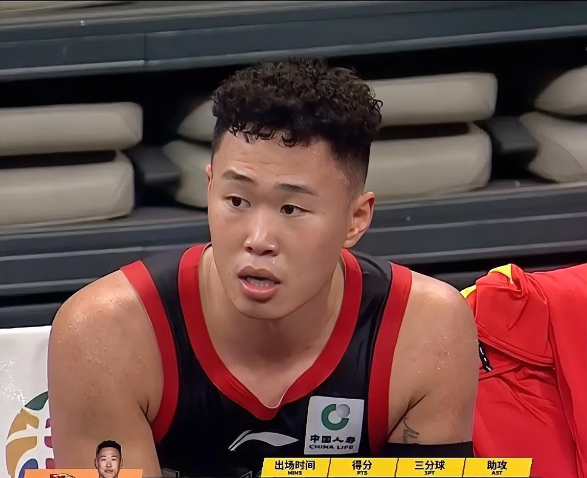 不出意外的话！！！本赛季常规赛MVP应该是在这两位当中产生！！！贺希宁，