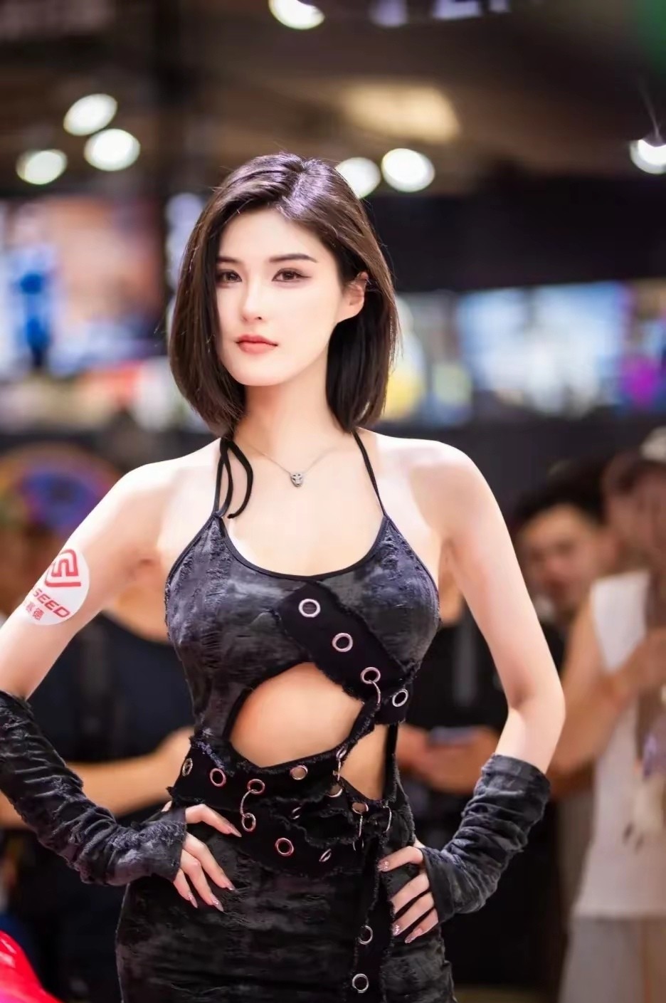 程儿这次展会造型真是绝了，黑色吊带搭配镂空圆环设计，把她的好身材勾勒得恰到好处。