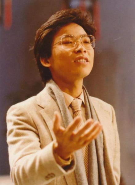 1984年，歌手张明敏得知我国举办亚运会的经费还差了6亿的缺口时，毅然决然地卖掉