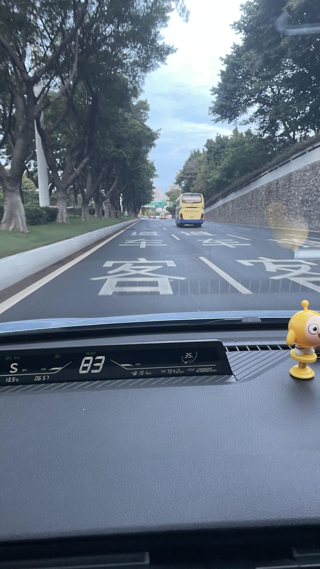 广州全运会单双号限行今日结束11月20日广州全运会施行2周的单双号限行政策